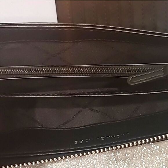 Michael Kors Jet Set Charm Continental Large Wallet- Black/White Stripe - Picture 7 of 16